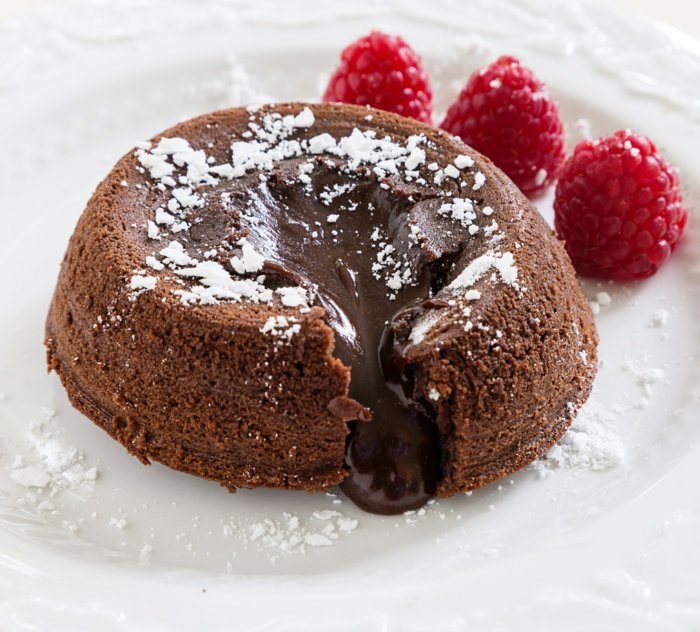 recette de fondant au chocolat, garni de framboises et sucre glace, idée de recette classique de dessert de paques