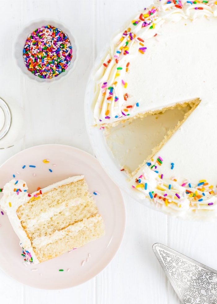 exemple gâteau d'anniversaire enfant, idée recette sucrée sans oeufs, exemple gâteau à glaçage blanc sans oeufs