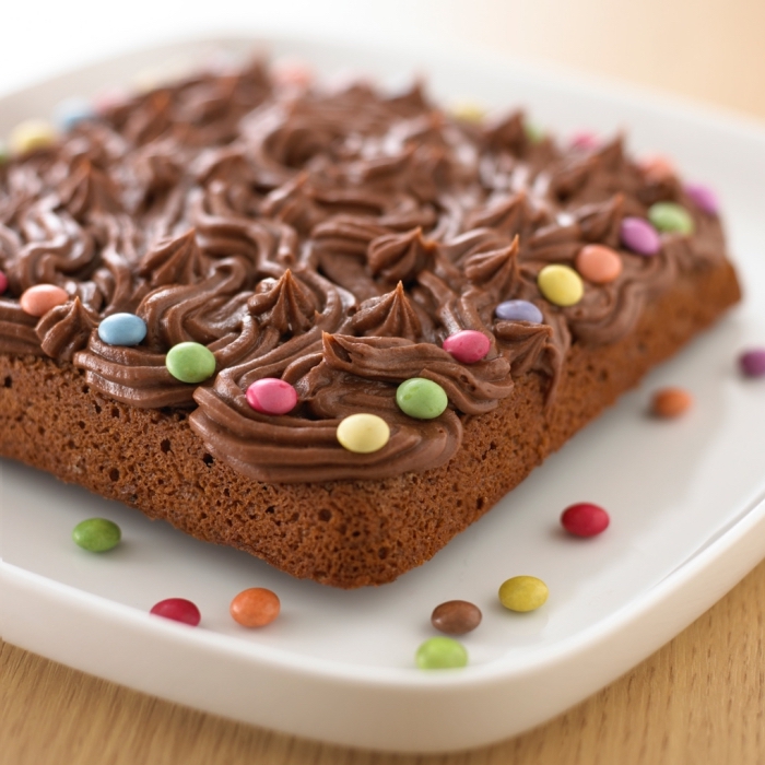 comment décorer un gâteau chocolat avec smarties, idée recette sucrée sans oeufs au chocolat noir et café