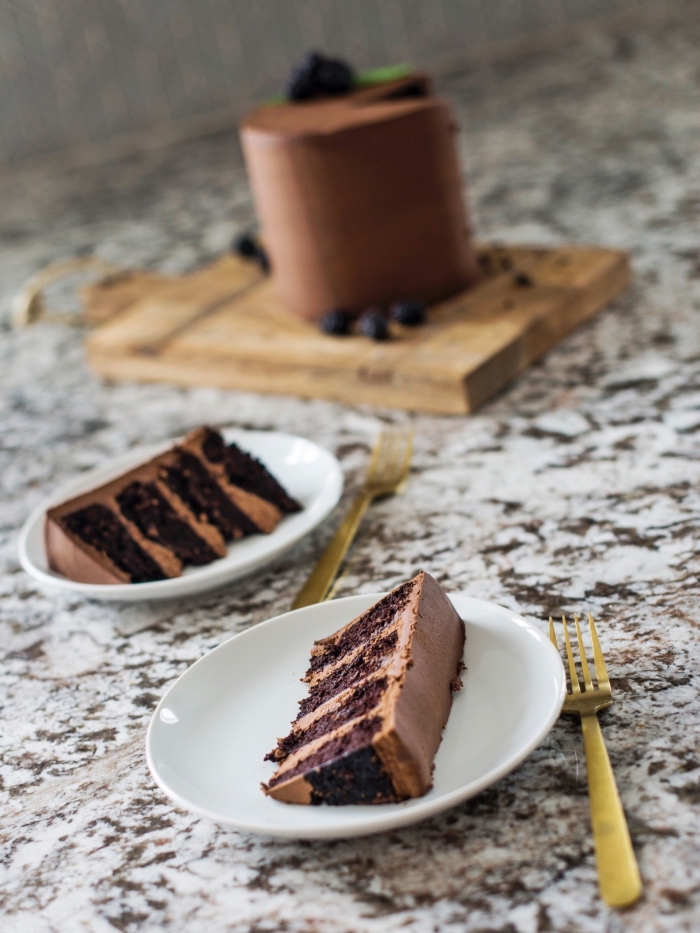 exemple de layers cake au chocolat, préparer un gâteau d'anniversaire délicieux sans oeufs au chocolat facile