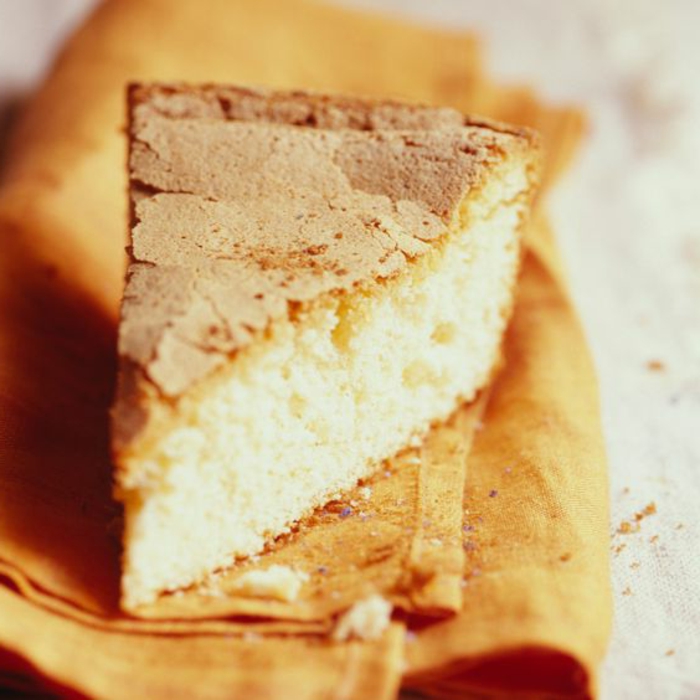 recette gateau sans oeufs, gâteau jaune duveteux avec une surface bien cuite