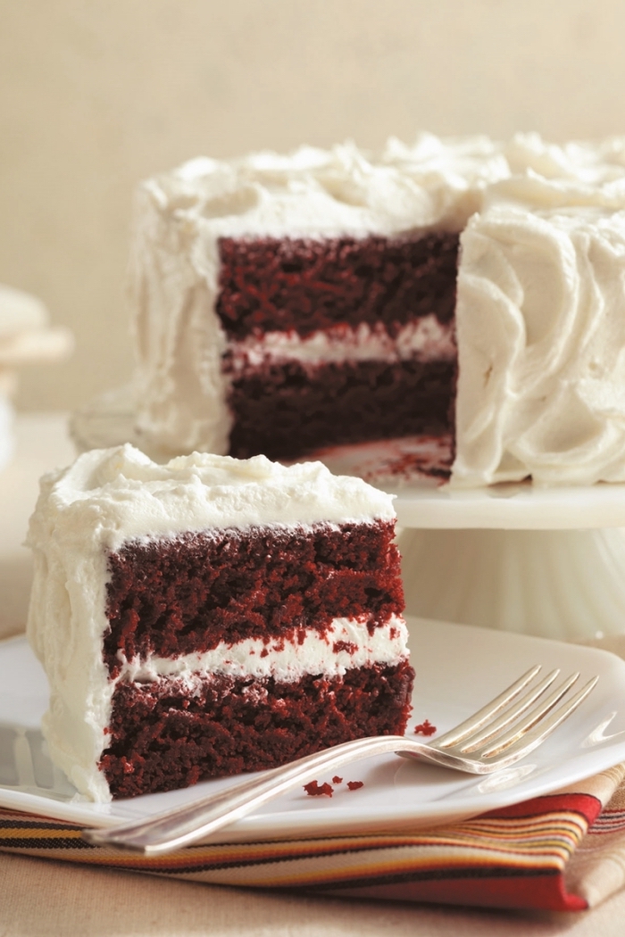faire un gâteau velours rouge sans oeufs, idée dessert sans oeuf léger, gâteau pour la Saint Valentin en layers blanc et rouge