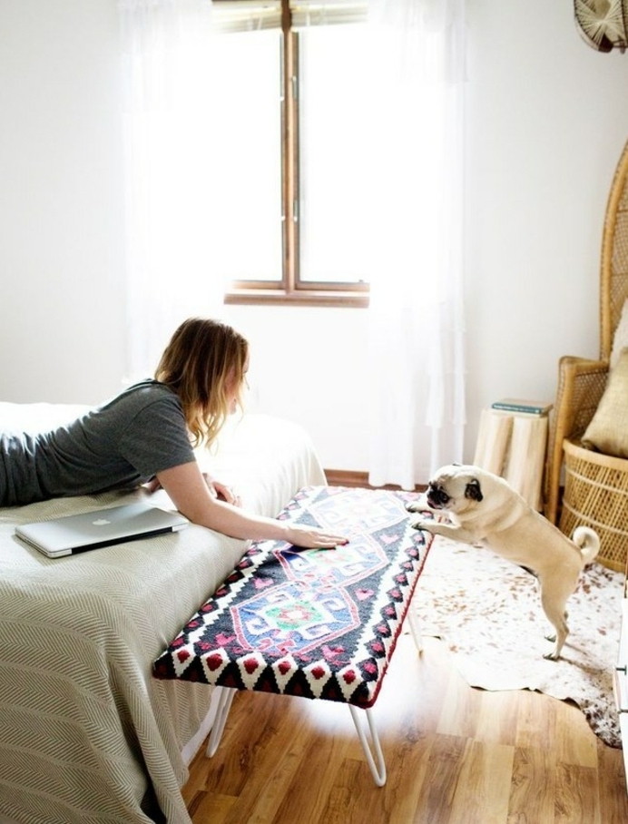exemple pour personnaliser son intérieur, bout de lit couvert de tapisserie, style oriental, ethnique, décorer sa chambre, chien, couverture de lit grise