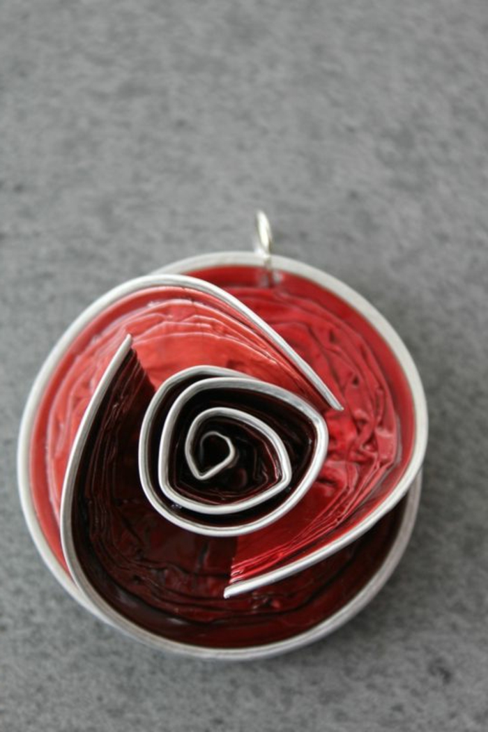 recyclage capsules nespresso, pendentif pour collier rose 