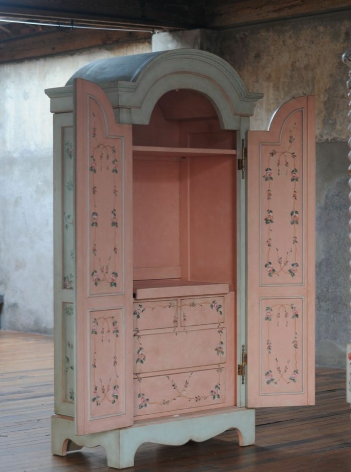 relooker armoire ancienne, armoire exterieur repeint en bleu, intérieur rose pastel, découpage motifs floraux, parquet en bois, comment patiner un meuble