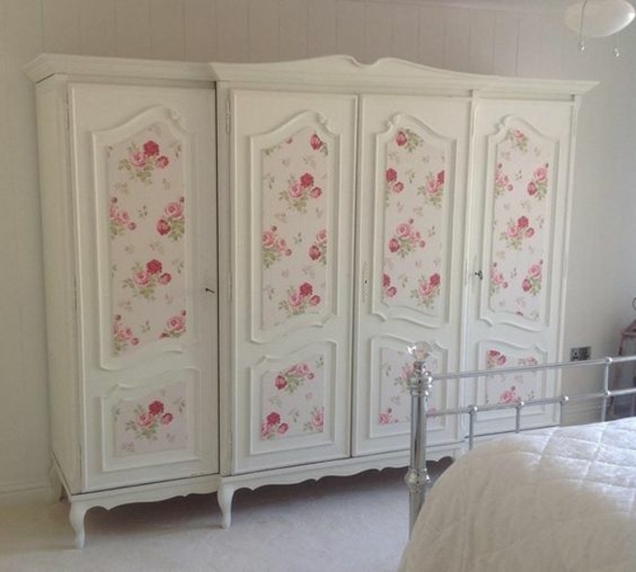 relooker armoire ancienne, armoire vintage blanche, customisée avec du papier peint, motifs floraux, rose, style shabby chic, tapis blanc, linge de lit blanc