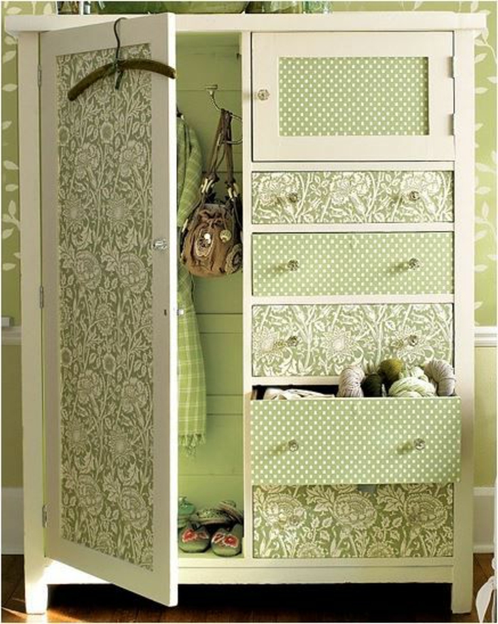 relooker un meuble, idée comment customiser un meuble avec du papier peint, parquet marron, mur vert pistache, motifs floraux