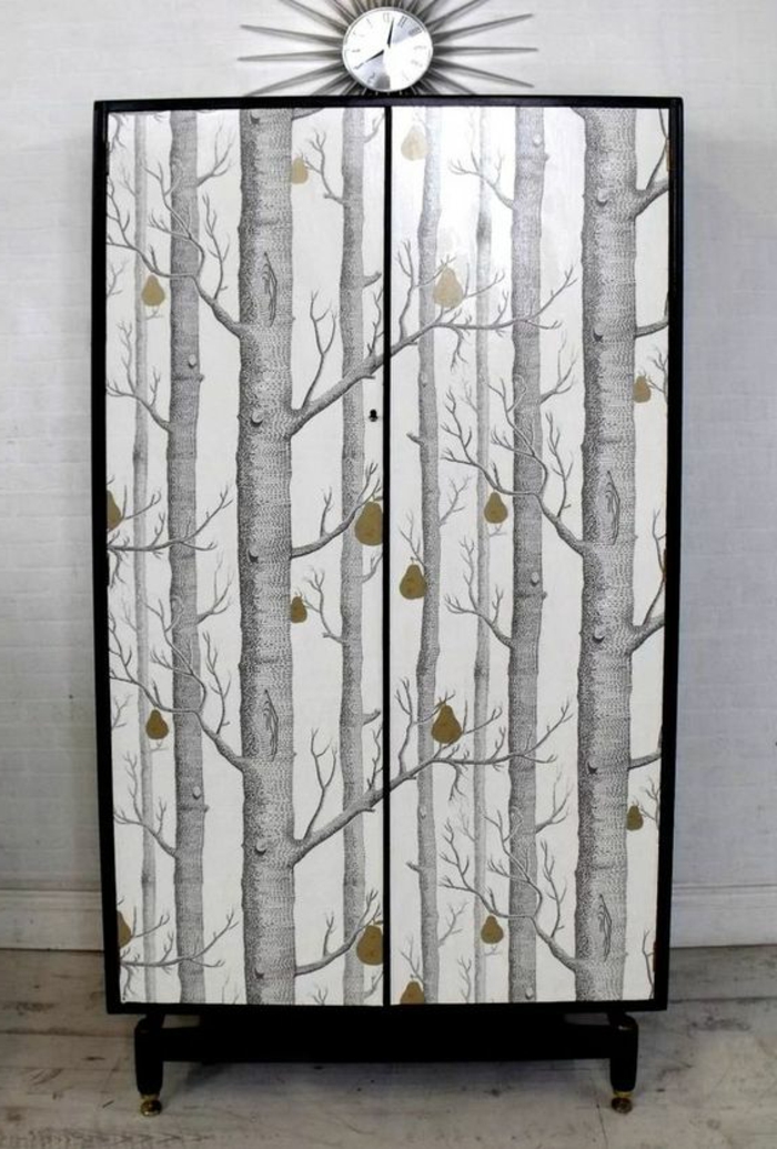 relooker armoire ancienne, papier peint motif forêt nordique, miroir soleil, idée comment customiser un meuble, chambre scandinave