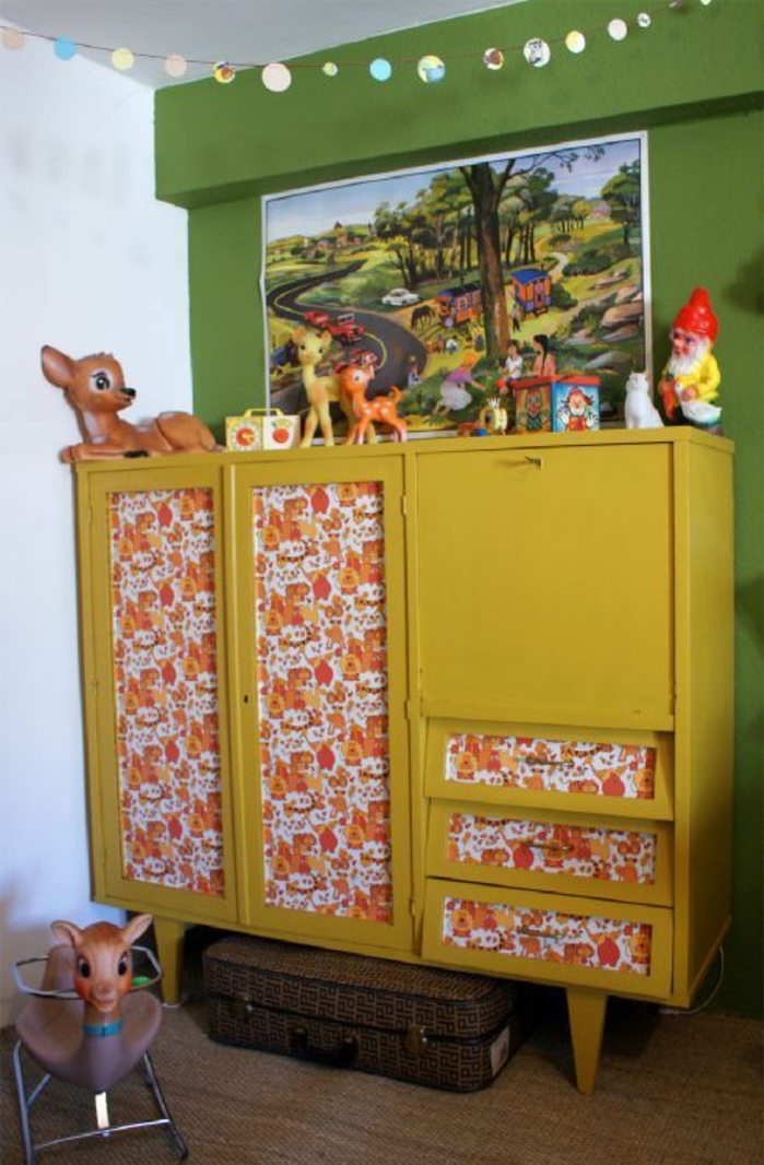 relooker un meuble, armoire enfant repeint en jaune, customiser une armoire à l aide de papier peint, mur d accent vert, deco murale
