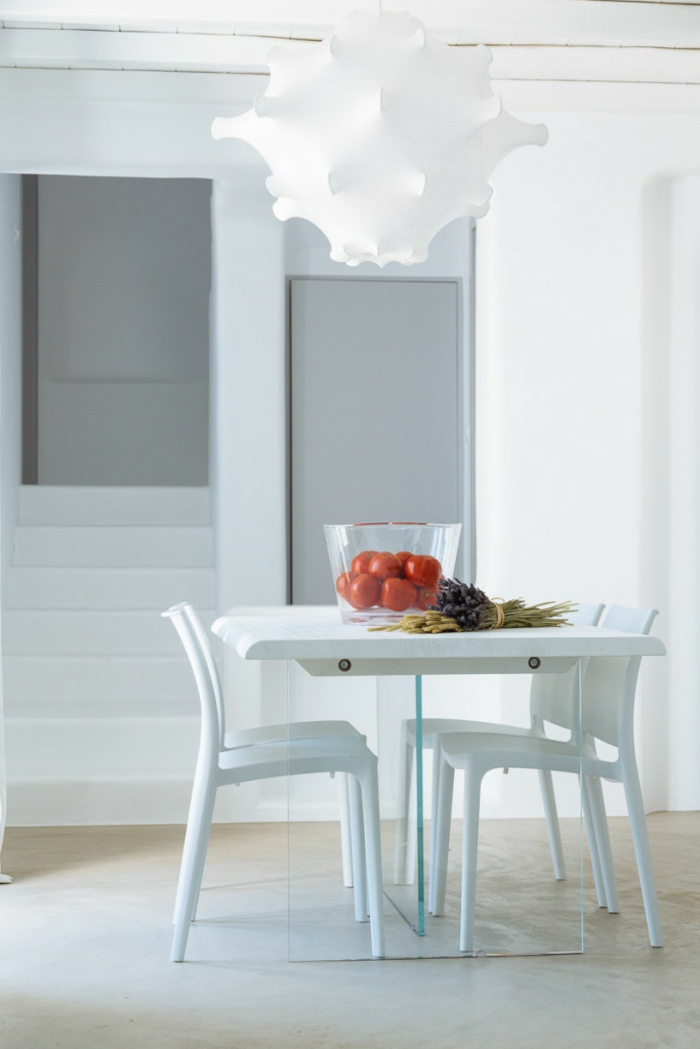 décoration grecque, salle à manger, murs blancs, lustre blanc