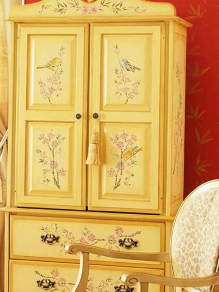 repeindre un meuble, armoire jaune, découpage motifs floraux, chaise vintage, mur couleur rouge, customiser une armoire