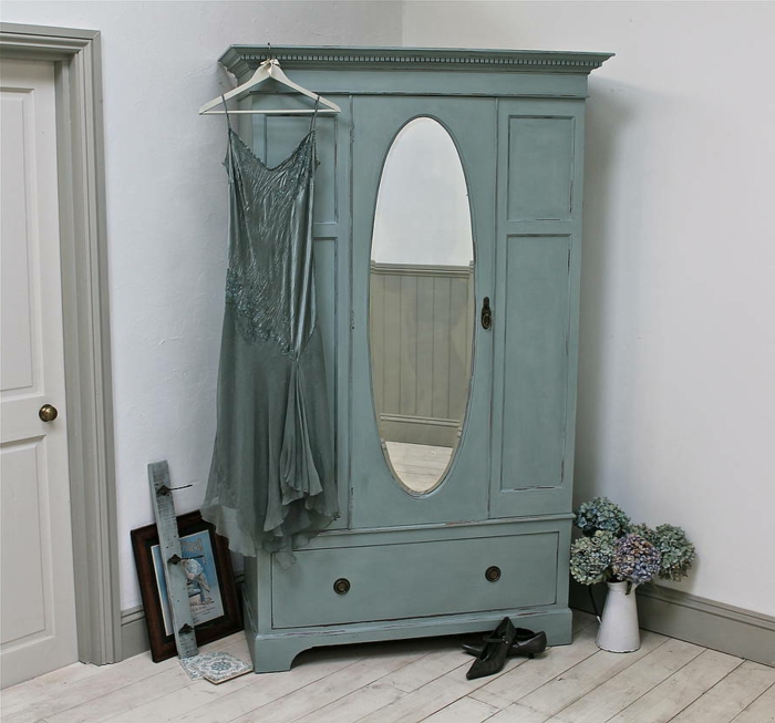 repeindre un meuble, armoire en vert pastel, rosbe vert pastel, parquet poli, mur couleur blanche, fleurs. chambre vintage rustique