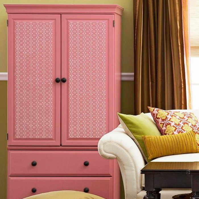 relooker armoire ancienne, idée comment repeindre une armoire, peinture rose et papier peint rose, motifs blancs, canapé, coussins multicolores