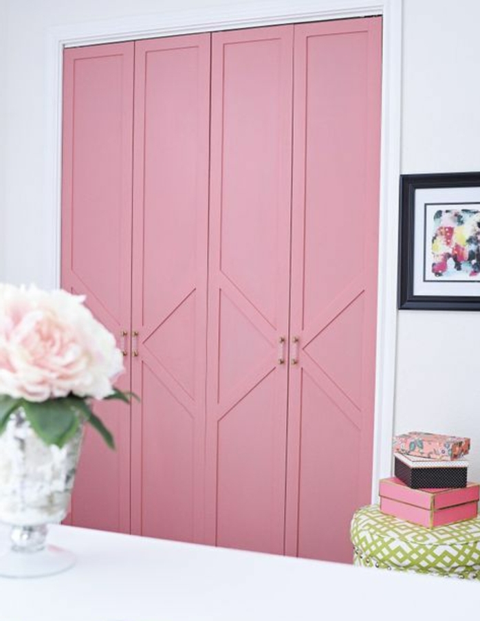 repeindre un meuble, portes de dressing en rose pastel, mur couleur blanche, tabouret en blanc et vert, bouquet de fleurs, toile art décoratif