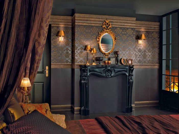 lit baroque, chambre à coucher, lampe de chevet dorée, cheminée noire, rideaux marron à motifs floraux