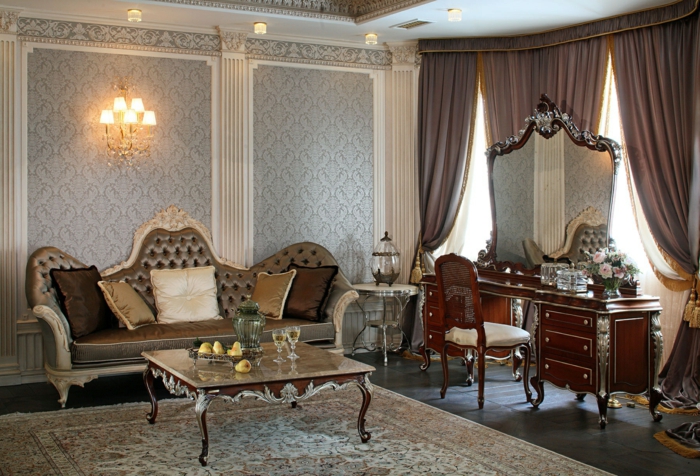 décoration baroque, tapis beige, parquet en bois foncé, papier peint gris, colonnes décoratives