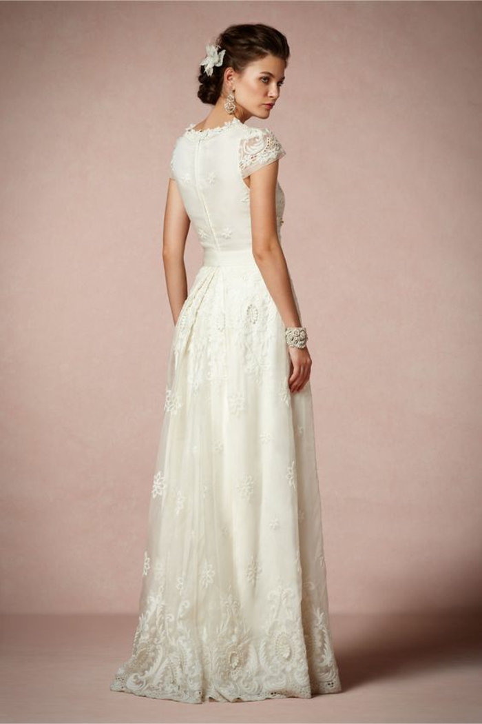 robe-de-mariée-manche-dentelle-robe-traditionnelle-joli-travail-en-dentelle des détails en dentelle pour une vision élégante, robe de mariée simple et chic à manches courtes