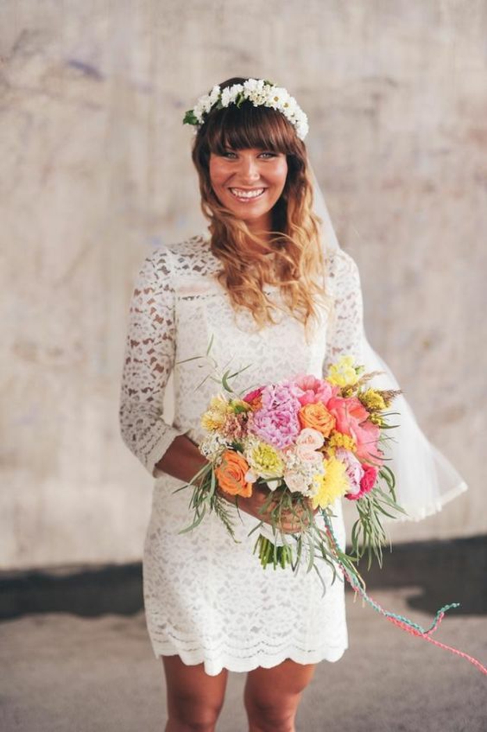 une robe de mariée courte dentelle à coupe droite, coiffure romantique avec couronne de fleurs et des cheveux détachés