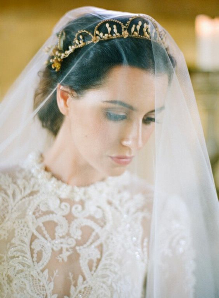 coiffure de mariée élégante complétée avec couronne et voile mariée en tulle