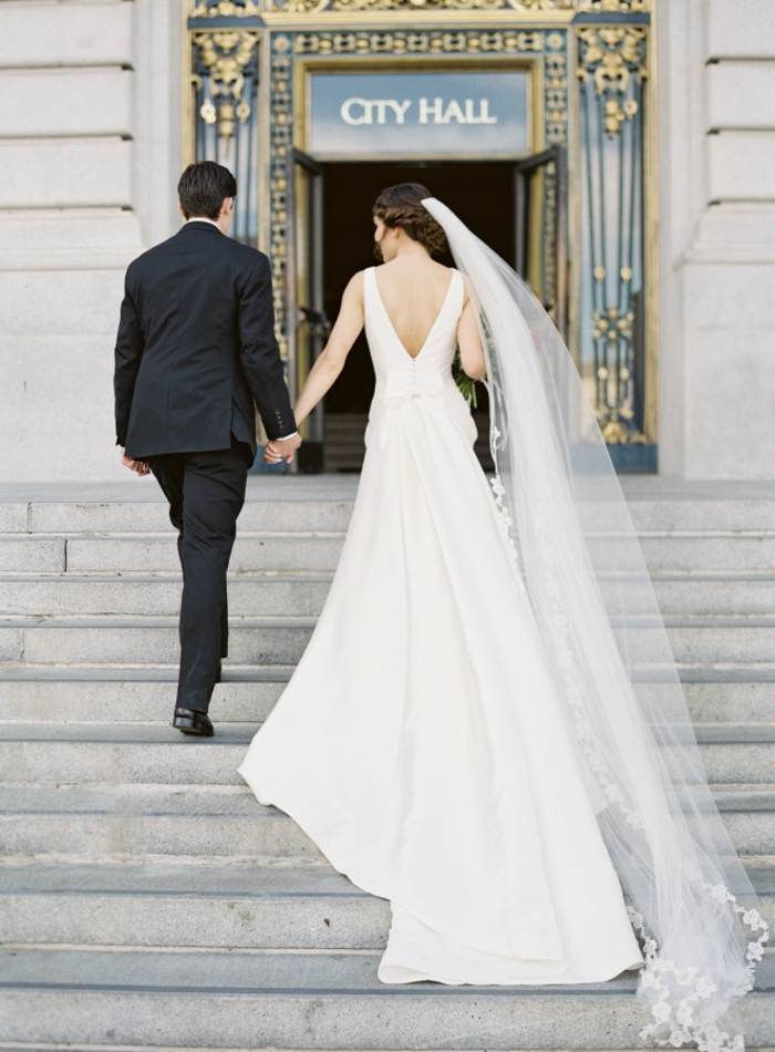 un voile mariée de type chapelle, robe de mariée à traîne avec finition en dentelle