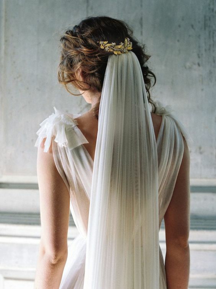 joli accessoire mariage attaché à la coiffure romantique, un voile de mariée fixé avec peigne feuille de laurier