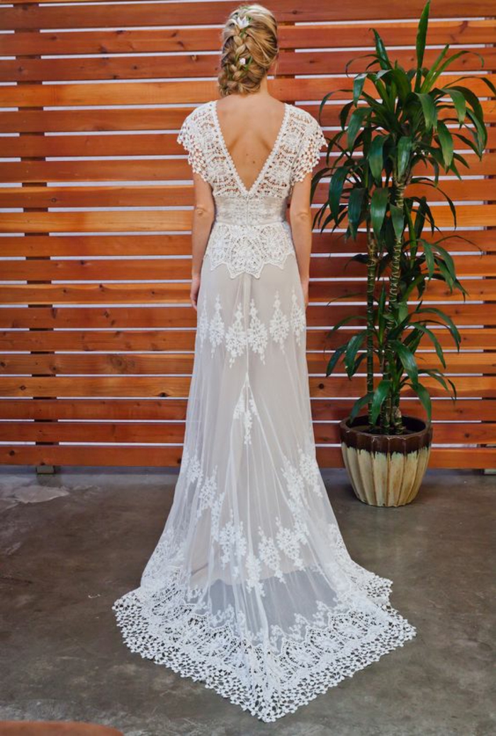 une élégante robe de mariée longue à dos décolleté, robe ajustée à finitions en dentelle