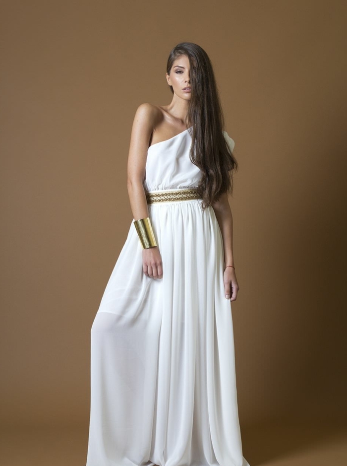 robe grecque, col asymétrique, ceinture dorée, cheveux longs brunes