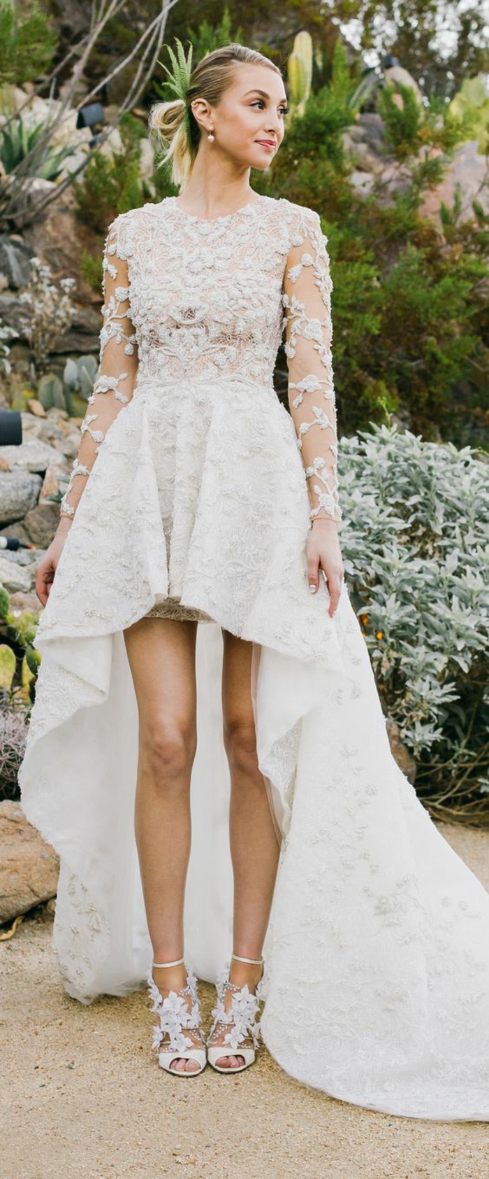 une jolie robe de mariée dentelle asymétrique à manches longues