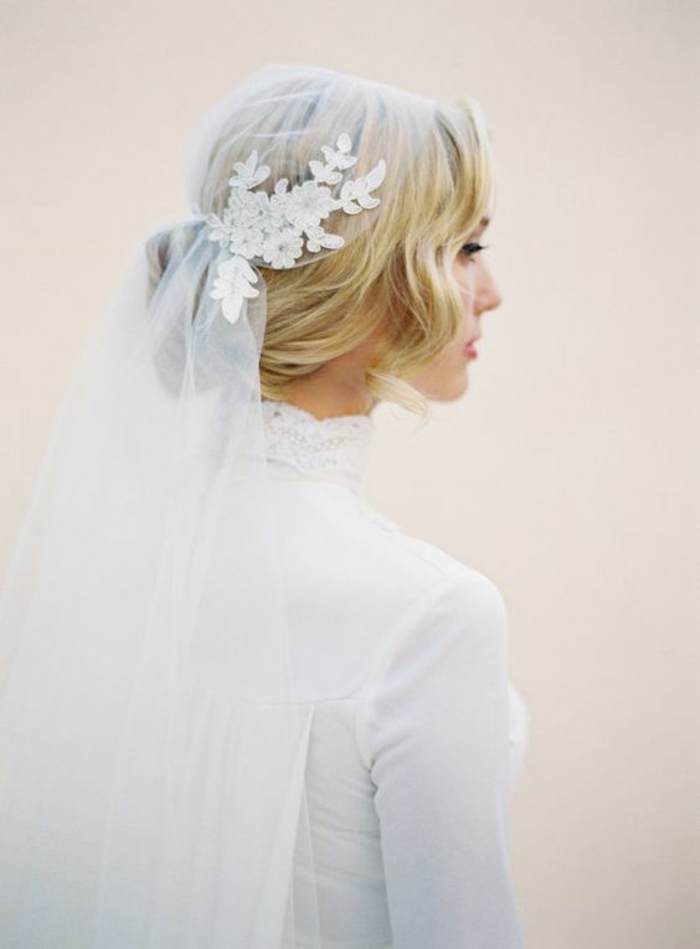 une robe de mariée vintage à col roulé en dentelle et voile juliette cap brodé