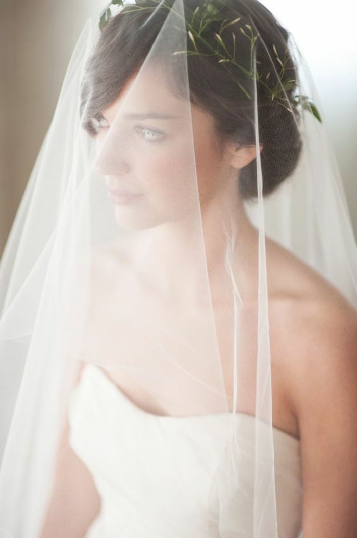 jolie idée pour un mariage champêtre, coiffure romantique avec couronne fleurie et voile délicat