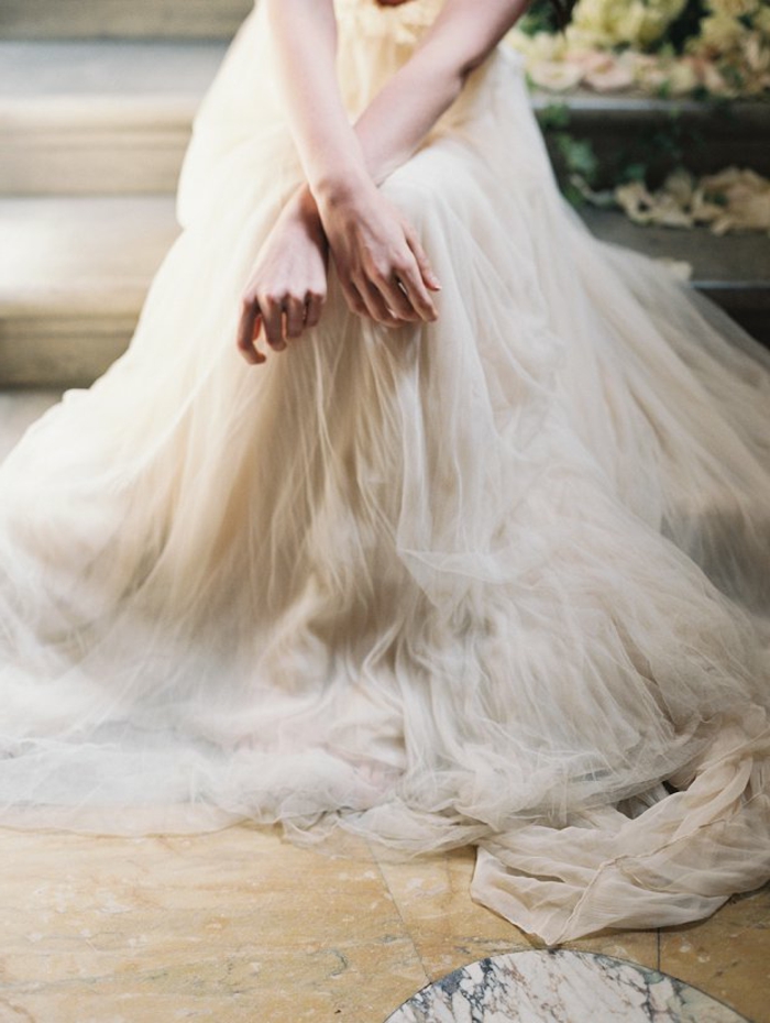 tenue grecque pour votre mariage, robe en couleur écru, jupe à taille haute et en tulle