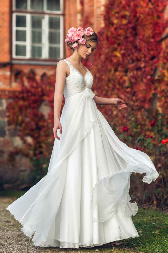 déesse grec, robe de mariée blanche à voiles, bustier cœur, roses dans les cheveux