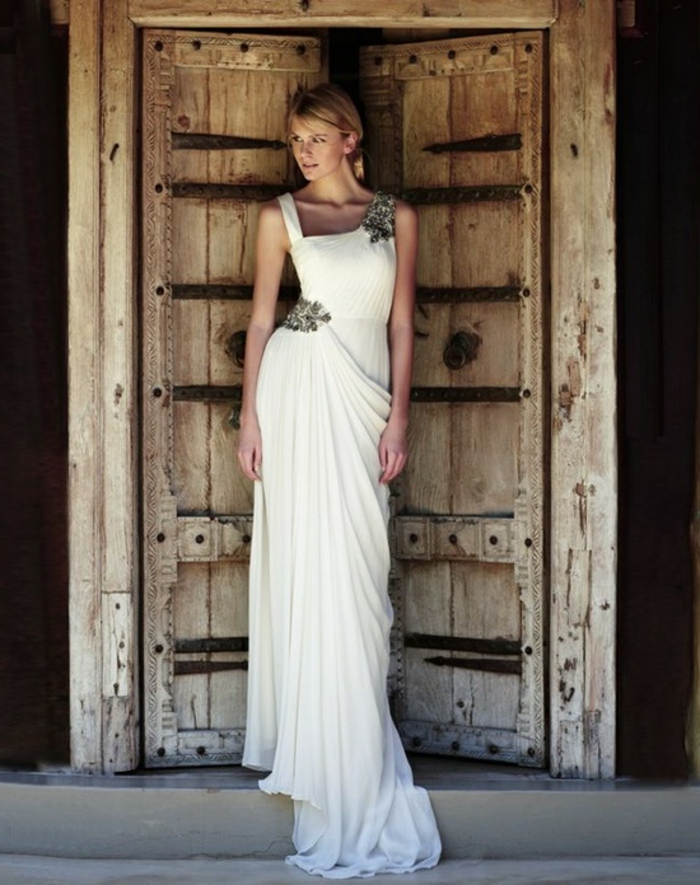 deesse grecque, robe de mariée longue, col asymétrique, bretelle en déco florale