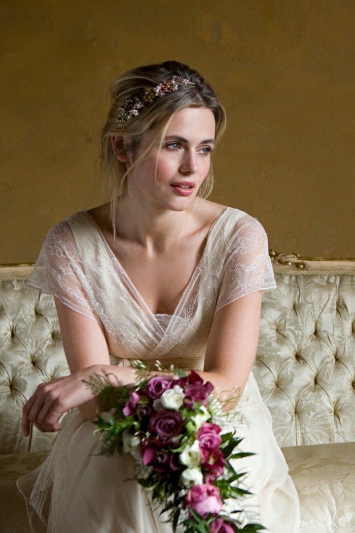 robe de mariée grecque, petites manches en dentelle, robe écru, couronne en perles