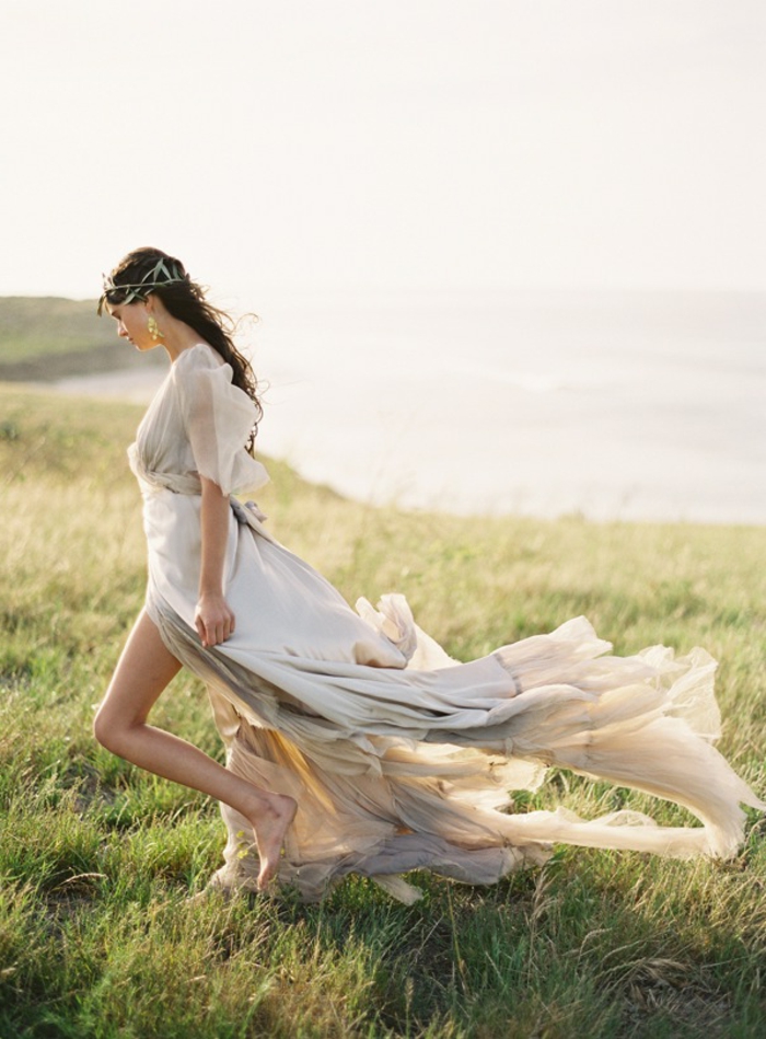 deesse grecque, mariage au bord de la mer, cheveux brunes, robe à ouvertes jambes