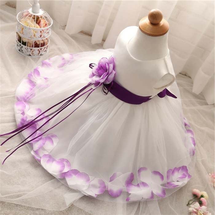 quelle tenue pour un baptême, robe blanche, ceinture violette, fleur décorative