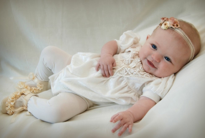 tenue de ceremonie, chaussons écru, costume bébé blanc en dentelle, ruban en fleurs
