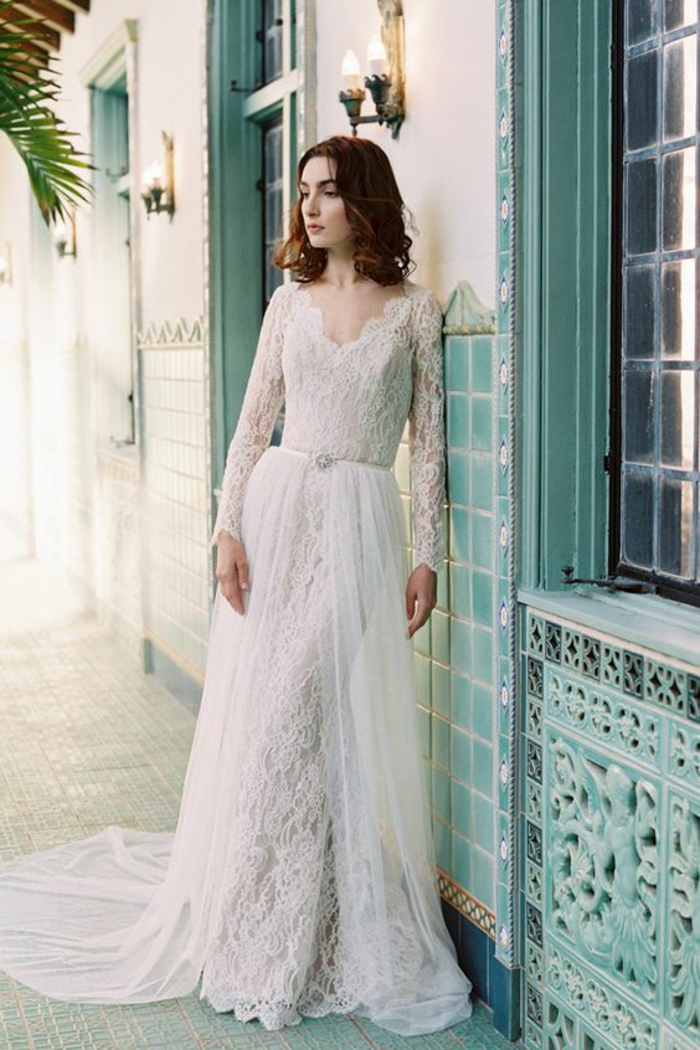 une élégante robe de mariée à manche dentelle avec jupe en tulle détachable 