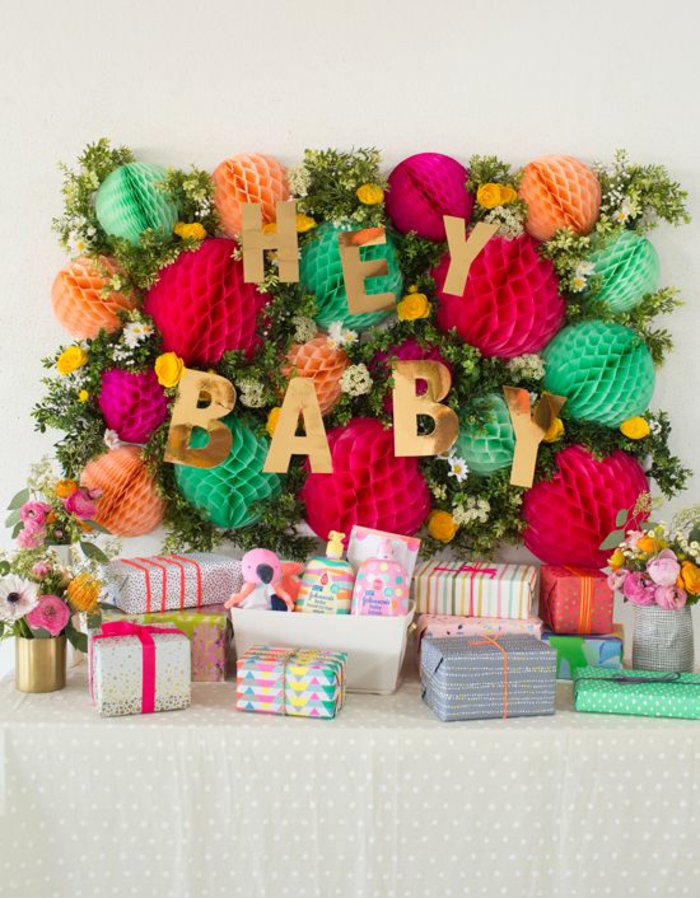 une jolie décoration baby shower à motifs floraux, joli espace pour cadeaux