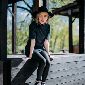 Pourquoi les femmes adorent s'habiller en noir? Plus de 70 bonnes raisons