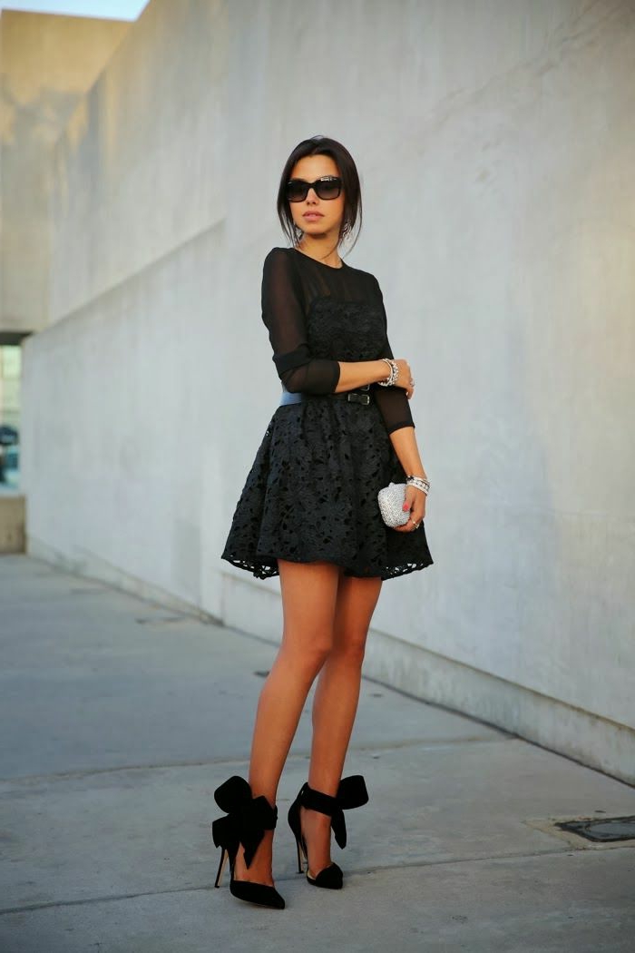 vetement noir, robe noire en dentelle, lunettes de soleil noires, chaussures à talons noirs
