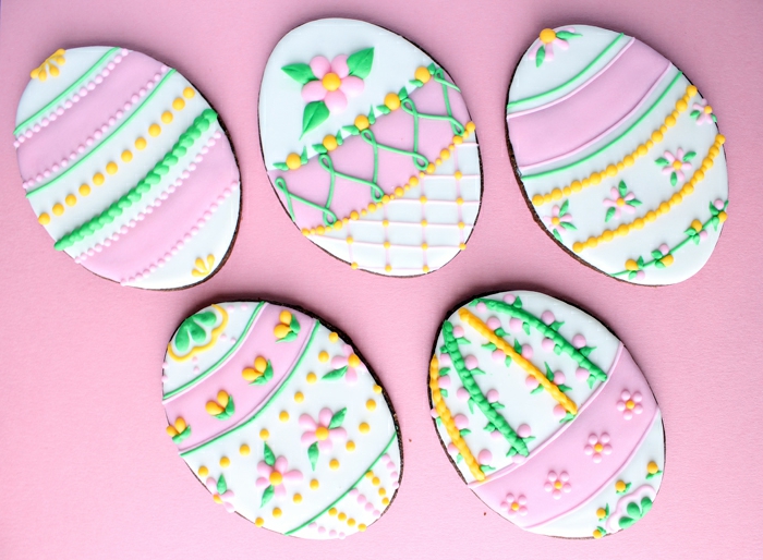sablés de paques au chocolat, glacage, decoration motifs fleurs de printemps, idée art décoration sur biscuits