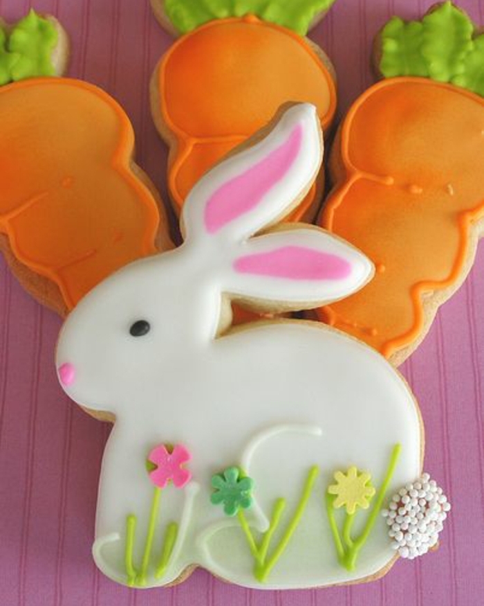 sablés de paques, exemple de biscuits de forme de lapin de paques, avec des carottes, idée de recette de paques