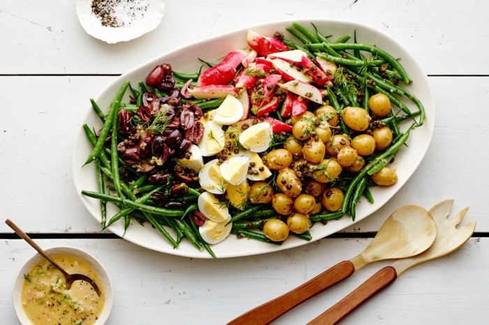 idée pour votre salade de paques, salade aux asperges, radis, pommes de terre, haricots, exemple de menu de paques salade