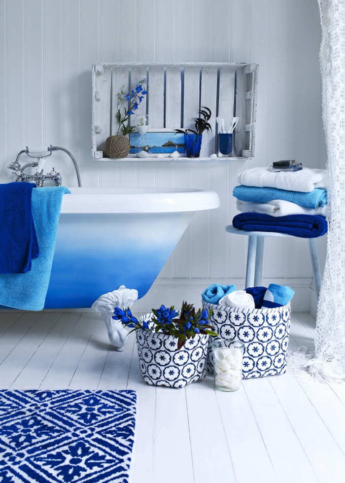 bleu grec, murs blancs, étagère en palette, baignoire bleu et blanc, salle de bain grecque
