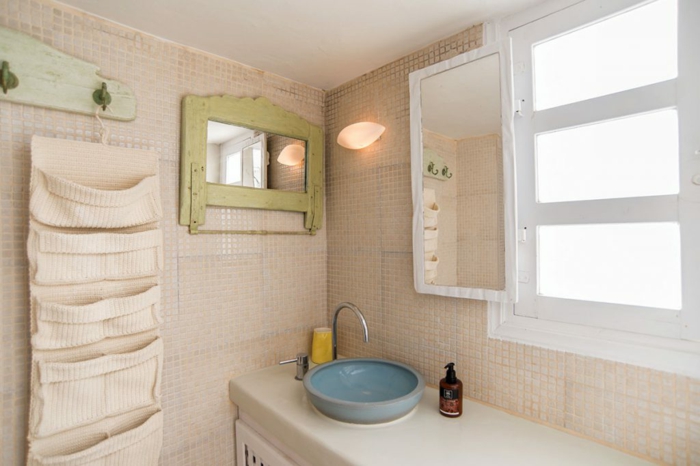 salle de bain grecque, carrelage blanc, lavabo bleu, miroir avec cadre en bois kaki