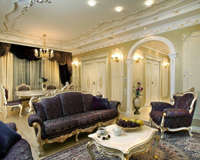 décoration baroque, plafond blanc avec déco en plâtre, meubles de charme, canapé en déco dorée