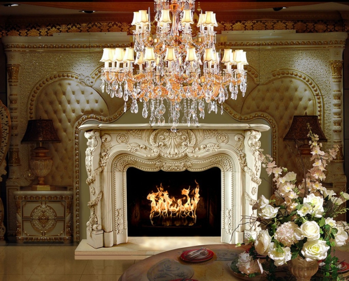 meubles de charme, lustre en cristaux, décoration baroque, cheminée avec déco en plâtre, lampe dorée