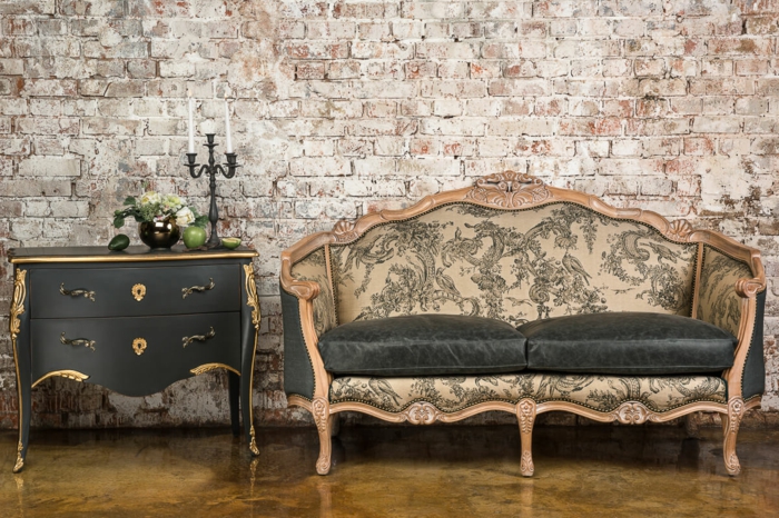 meubles de charme, murs en briques, plancher en marbre, armoire noire avec déco dorée, deco baroque
