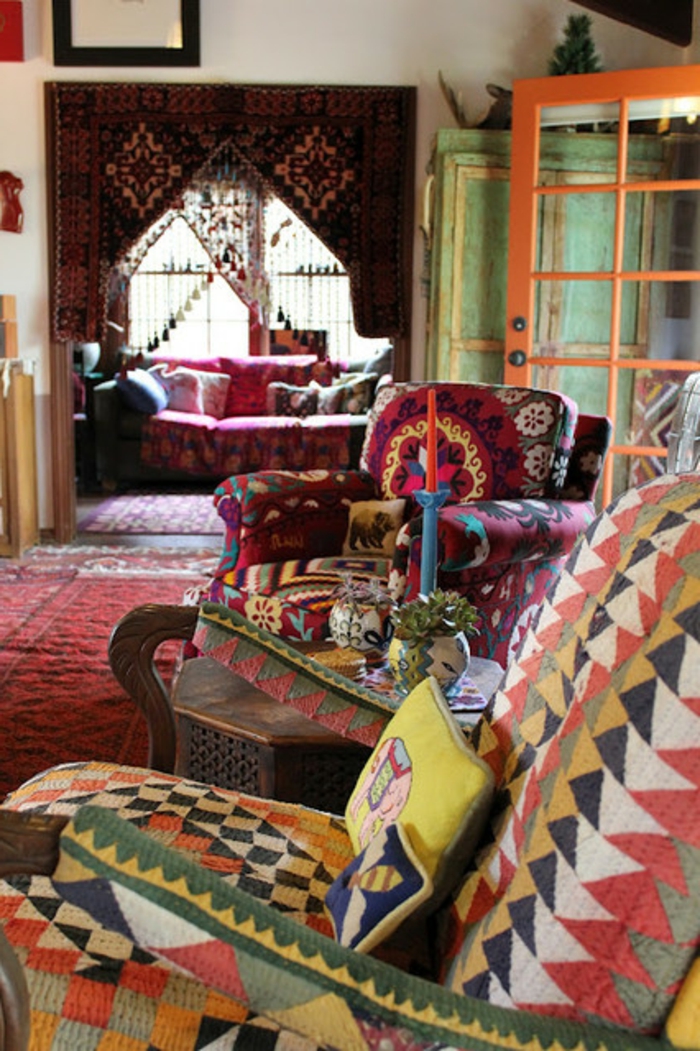 deco boheme, tapis rouge, fauteuil à motifs ethniques, coussins décoratifs, bougies